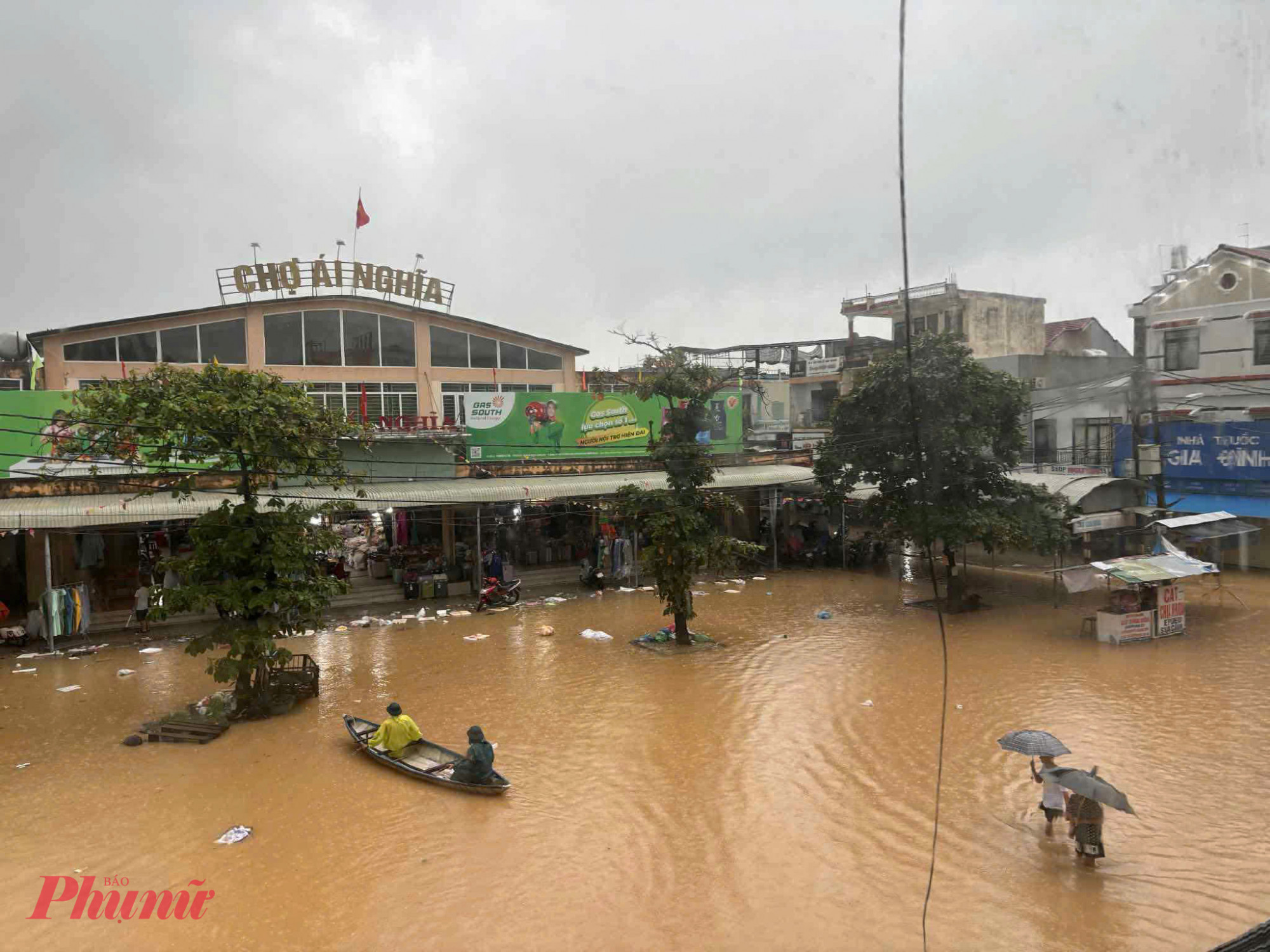 Mực nước lúc 7g ngày 27/10 trên sông Vu Gia tại Hội Khách ở mức 16.00m- dưới báo động 3 (BĐ3): 0.50m; tại Ái Nghĩa ở mức: 9.01m- trên BĐ3: 0.01m;