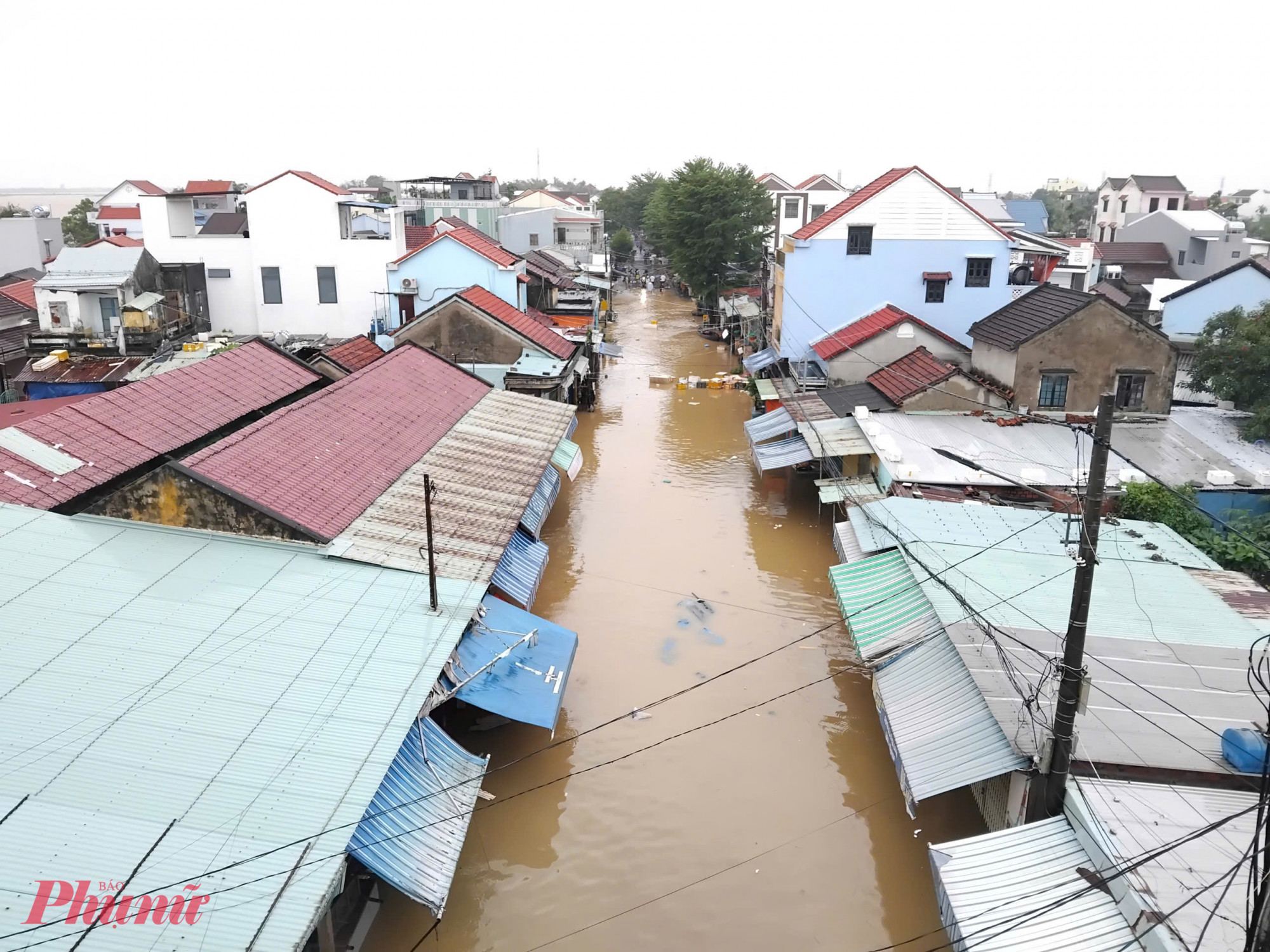 Sông Thu Bồn tại Nông Sơn ở mức 16.42m- trên BĐ3: 1.42m; tại Giao Thủy ở mức: 8.43m- dưới BĐ3: 0.37m; tại Câu Lâu ở mức: 3.71m- dưới BĐ3: 0.29m; tại Hội An ở mức: 1.81m- dưới BĐ3: 0.19m.