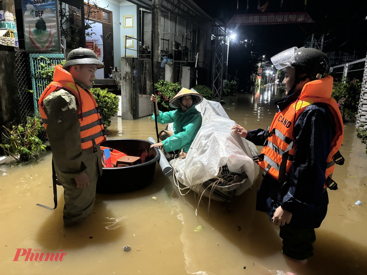 Dự báo 6 đến 12 giờ tới, lũ trên sông Vu Gia - Thu Bồn lên ở trên mức BĐ3; sông Hàn ở mức trên BĐ2; sông Tam Kỳ ở xấp xỉ mức BĐ1.
