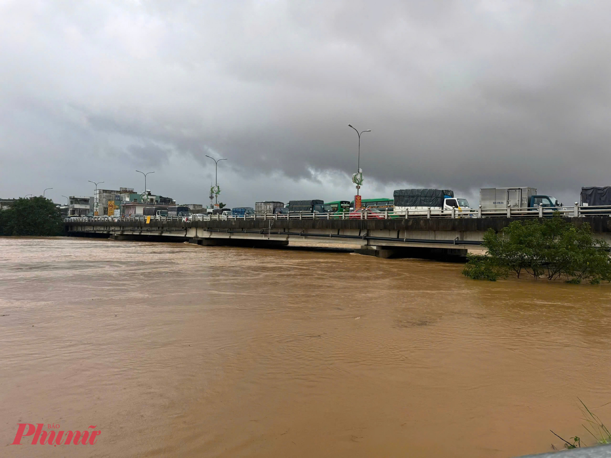 Theo đó, hiện nay, mực nước trên sông Vu Gia -Thu Bồn đang lên nhanh, sông Tam Kỳ đang xuống chậm.