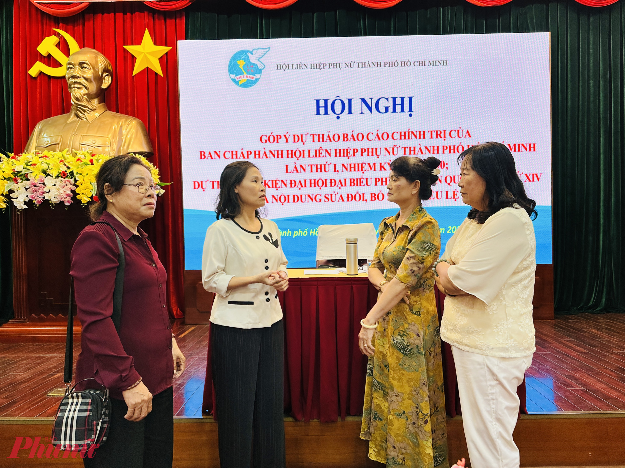 Bà Lê Thị Kim Thu – Phó chủ tịch Hội LHPN TPHCM (thứ 2 từ trái sang) trao đổi với các đại biểu tại đại hội
