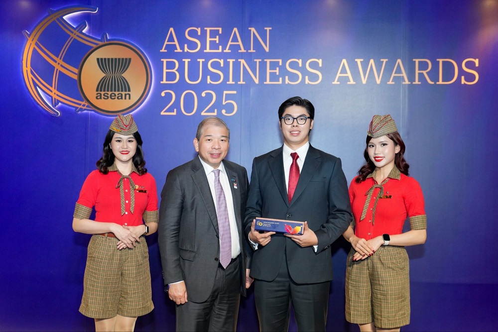 Ông Teo Siong Seng - Chủ tịch Hội đồng Tư vấn Kinh doanh ASEAN tại Singapore chúc mừng và trao giải thưởng cho Vietjet - Ảnh: Vietjet
