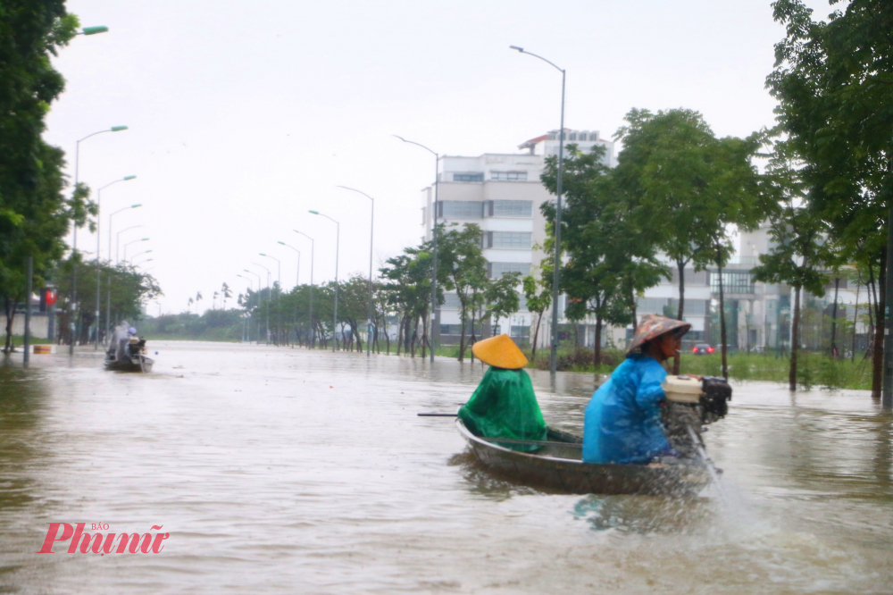 Nhiều người phản ứng thì chủ đò cáo gắt ' không đi đò thì xuống lội lụt cho quen, mỗi năm được vài lần chở còn chê đắc, rẻ'.