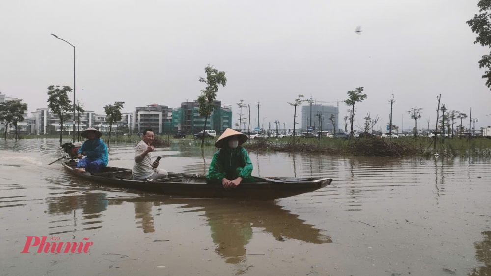 TP Huế: Nước bủa vây tứ phía, ngập lụt trên diện rộng Nhiều người dân ở Khu chung cư Xuân Phú phải đi đò để lên các tuyến đường trung tâm TP Huế