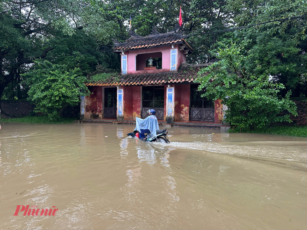 TP Huế: Nước bủa vây tứ phía, ngập lụt trên diện rộng Đường qua khu vực chùa Diệu Đế đường Bạch Đằng phường Phú Xuân ngập sâu