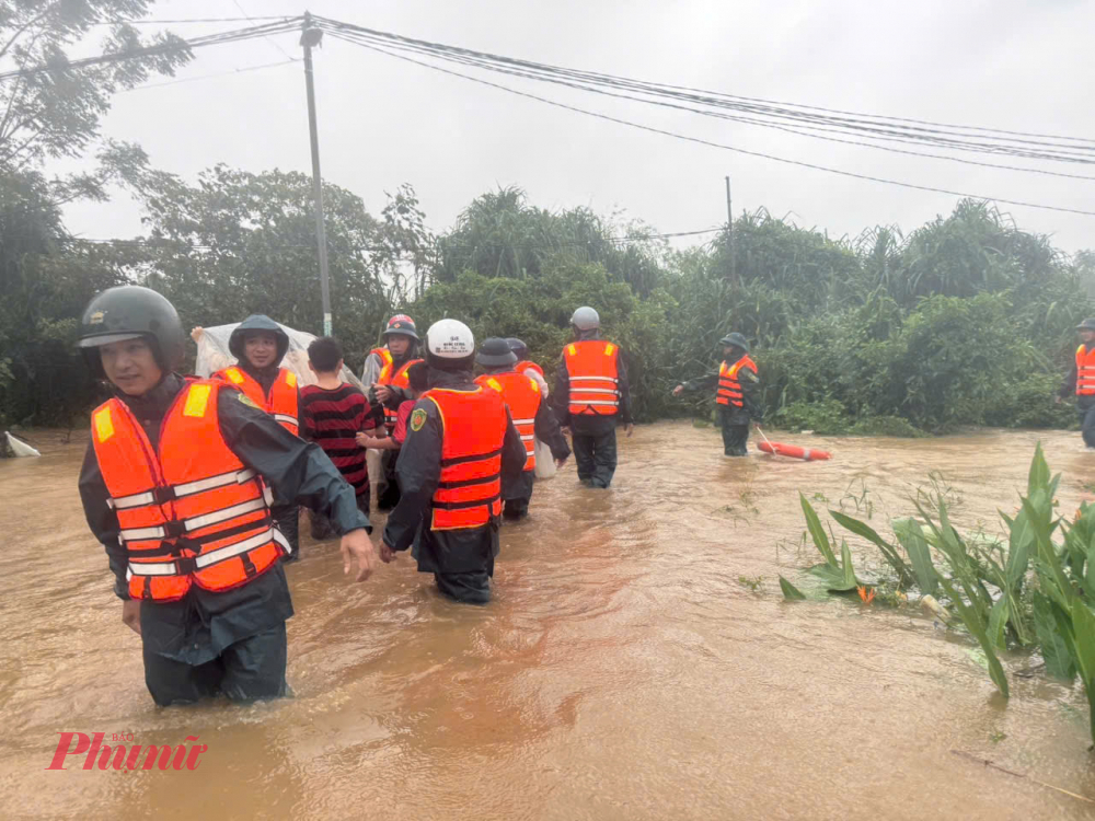 TP Huế: Nước bủa vây tứ phía, ngập lụt trên diện rộng Trước diễn biến mưa lũ, Ban Chỉ huy Phòng thủ dân sự TP Huế có công điện yêu cầu UBND các xã, phường tiếp tục, khẩn trương triển khai phương án ứng phó từng loại thiên tai theo phương châm '4 tại chỗ'. Khẩn trương sơ tán, di dời dân đến nơi an toàn theo phương án đã phê duyệt, ưu tiên bảo đảm an toàn cho nhóm dễ bị tổn thương.
