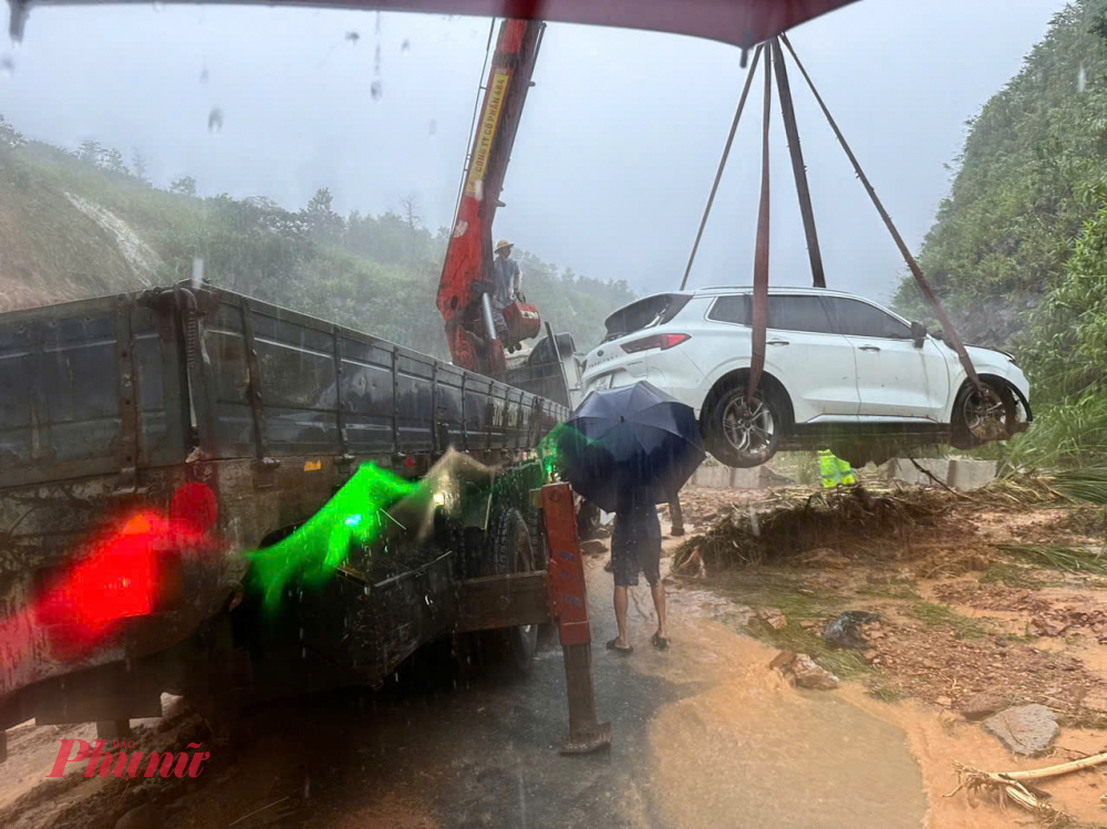 TP Huế: Nước bủa vây tứ phía, ngập lụt trên diện rộng Mưa lớn khiến nhiều phương tiện di chuyển trên cao tốc Cam Lộ- Túy Loan gặp nạn