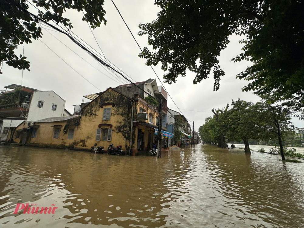 TP Huế: Nước bủa vây tứ phía, ngập lụt trên diện rộng