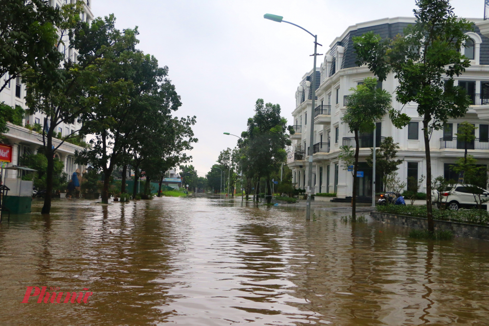 TP Huế: Nước bủa vây tứ phía, ngập lụt trên diện rộng Khu nhà biệt thự Triệu đô ở Trung tâm TP Huế cũng ngập sâu trong nước lũ