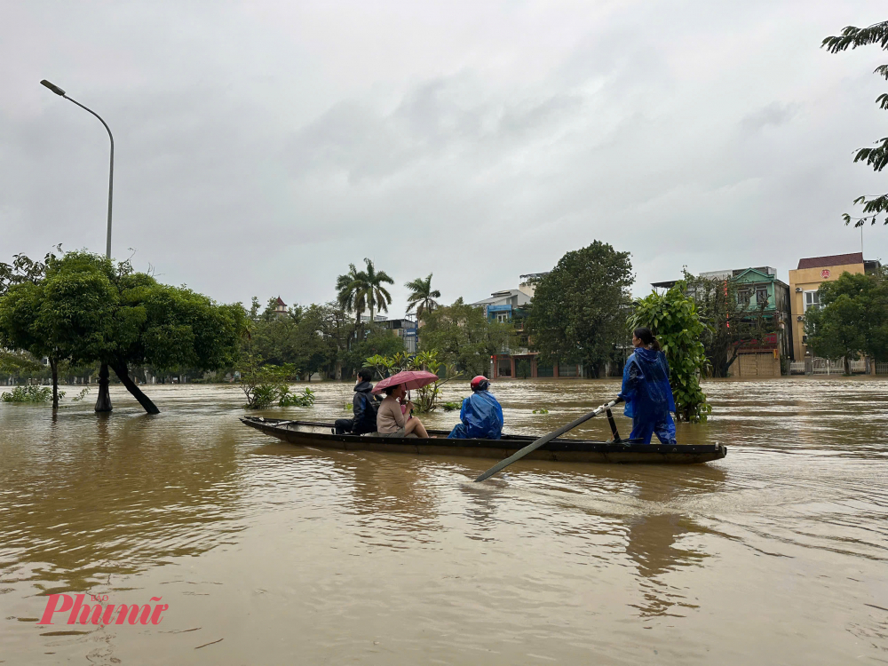 TP Huế: Nước bủa vây tứ phía, ngập lụt trên diện rộng Trong ngày 27/10 toàn bộ học sinh TP Huế được thông báo nghỉ học do mưa lũ đang dâng cao