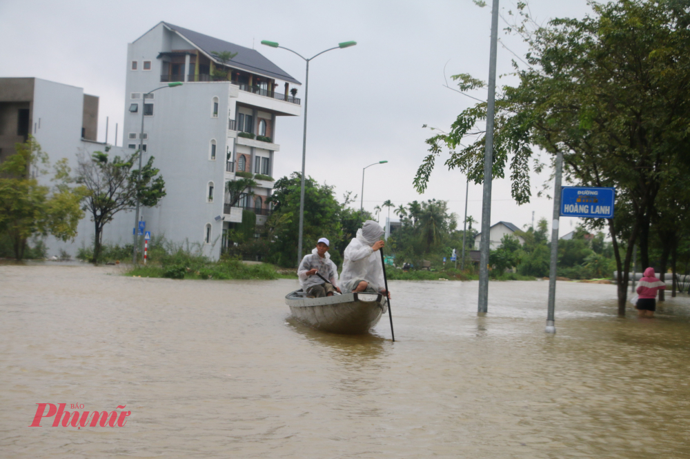 Tại khu vực đường Hoàng Lanh hiện đang ngập sâu, nhiều chủ đò đã túc trực đây để bắt khách