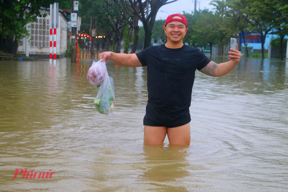 TP Huế: Nước bủa vây tứ phía, ngập lụt trên diện rộng Nhiều người dân ở các Khu chung cư Trung tâm TP Huế từ sáng sớm phải lội nước lụt tranh thủ nức còn thấp để mau thức ăn dự trữ lụt dài ngày