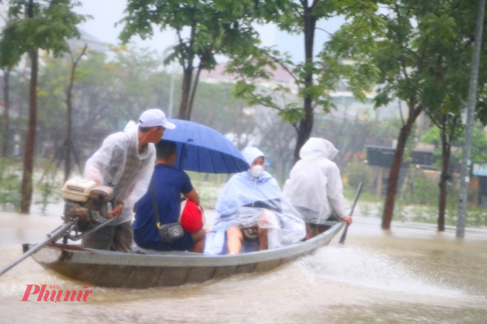 TP Huế: Nước bủa vây tứ phía, ngập lụt trên diện rộng Theo ghi nhận của phóng viên báo Phụ nữ TP HCM mưa lớn kết hợp với nước sông dâng nhanh khiến nhiều tuyến đường ở TP Huế bị ngập sâu từ 0,3 1 m, gây khó khăn cho người dân đi lại trong ngày đầu tuần.