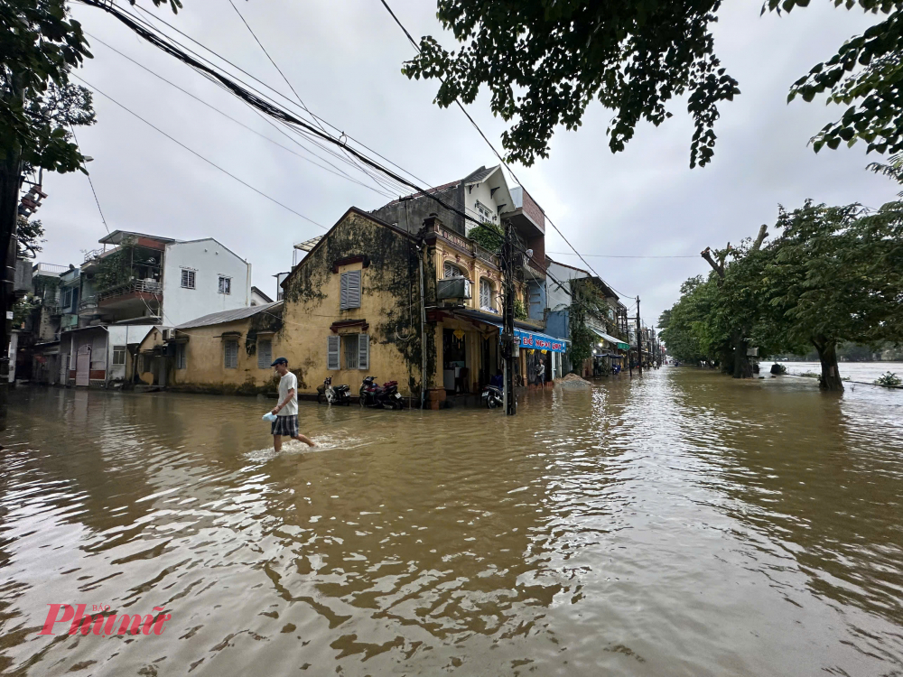 TP Huế: Nước bủa vây tứ phía, ngập lụt trên diện rộng Mưa lớn kéo dài khiến nhiều khu dân cư và khu đô thị ở thành phố Huế đặc biệt đường Nguyễn Lộ Trạch, Ngô Thức Khuê, Hoàng Lanh phường Vỹ Dạ TP Huế  sáng nay 27/10 bị ngập sâu 0.5 đến 1,2 m, bà con phải đi lại bằng đò ghe trong lũ.