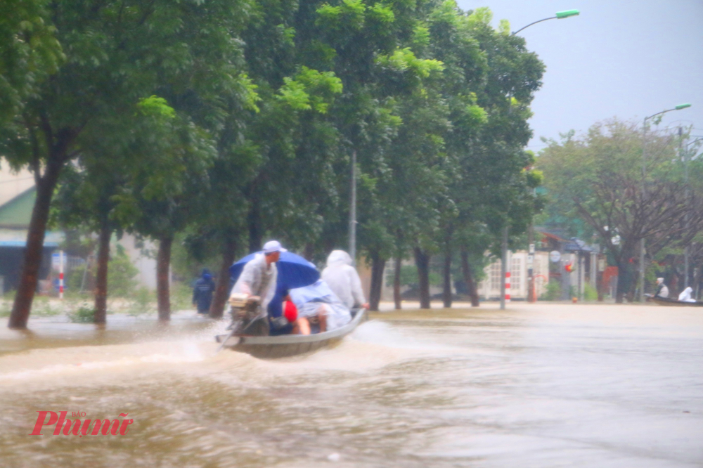 Theo phản ánh của người dân giá đò quá đắt, một lượt di chuyển chưa đến 1km trên đò tầm 5 đến 7 người chù đò thu 200 nghìn/ đồng như vậy là quá cao