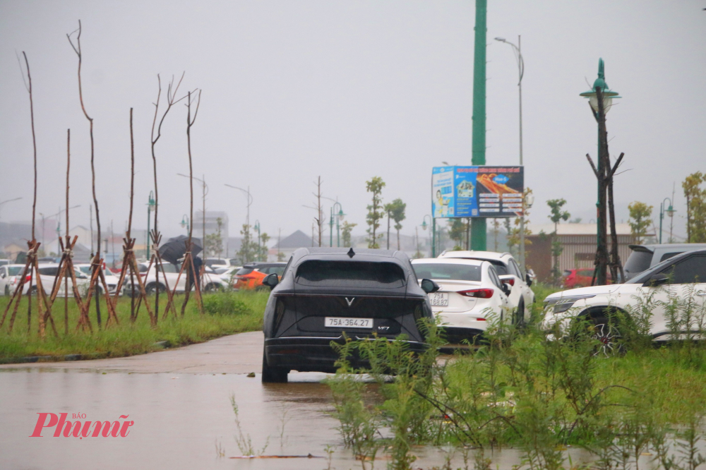 TP Huế: Nước bủa vây tứ phía, ngập lụt trên diện rộng Trong khi đó những cư dân chung cư khu vực phường Xuân Phú (cũ) đã chủ động đưa xe lên cao để tránh lũ