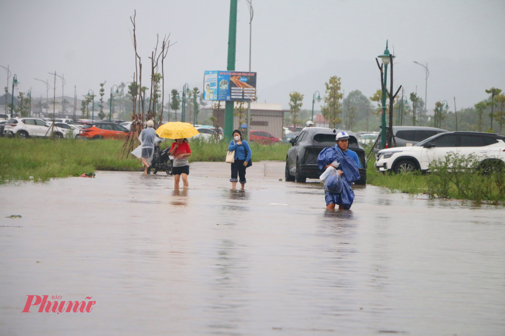 TP Huế: Nước bủa vây tứ phía, ngập lụt trên diện rộng Sáng 27/10, Ban Chỉ huy Phòng thủ dân sự TP Huế cho biết trên địa bàn có mưa to đến rất to. Các hồ chứa tăng lưu lượng điều tiết khiến mực nước các sông dâng cao, nhiều tuyến đường nội đô bị ngập. Nhiều người ở phường Vỹ Dạ TP Huế bất ngờ khi nước lũ sáng nay lên rất nhanh