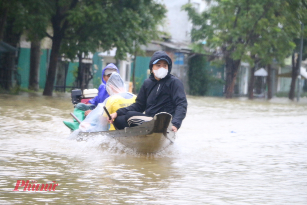 Nhiều cư dân chung cư Xuân Phú (TP Huế) cho biết dù giá cao, nhưng vì công việc cấp bách phải di chuyển đò nên cũng 'cắn răng' để trả
