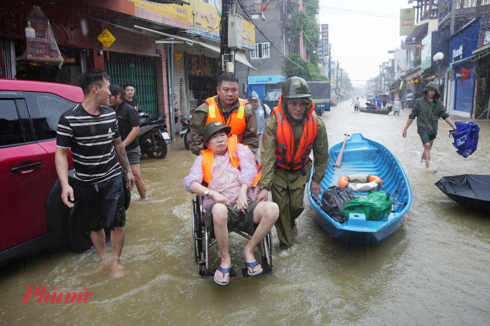 29 bệnh nhân từ bệnh viện phục hồi chức năng ở khu vực ngập sâu đến nơi an toàn