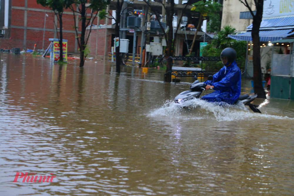 TP Huế: Nước bủa vây tứ phía, ngập lụt trên diện rộng Nhiều người  bất ngờ khi nước lũ dâng cao