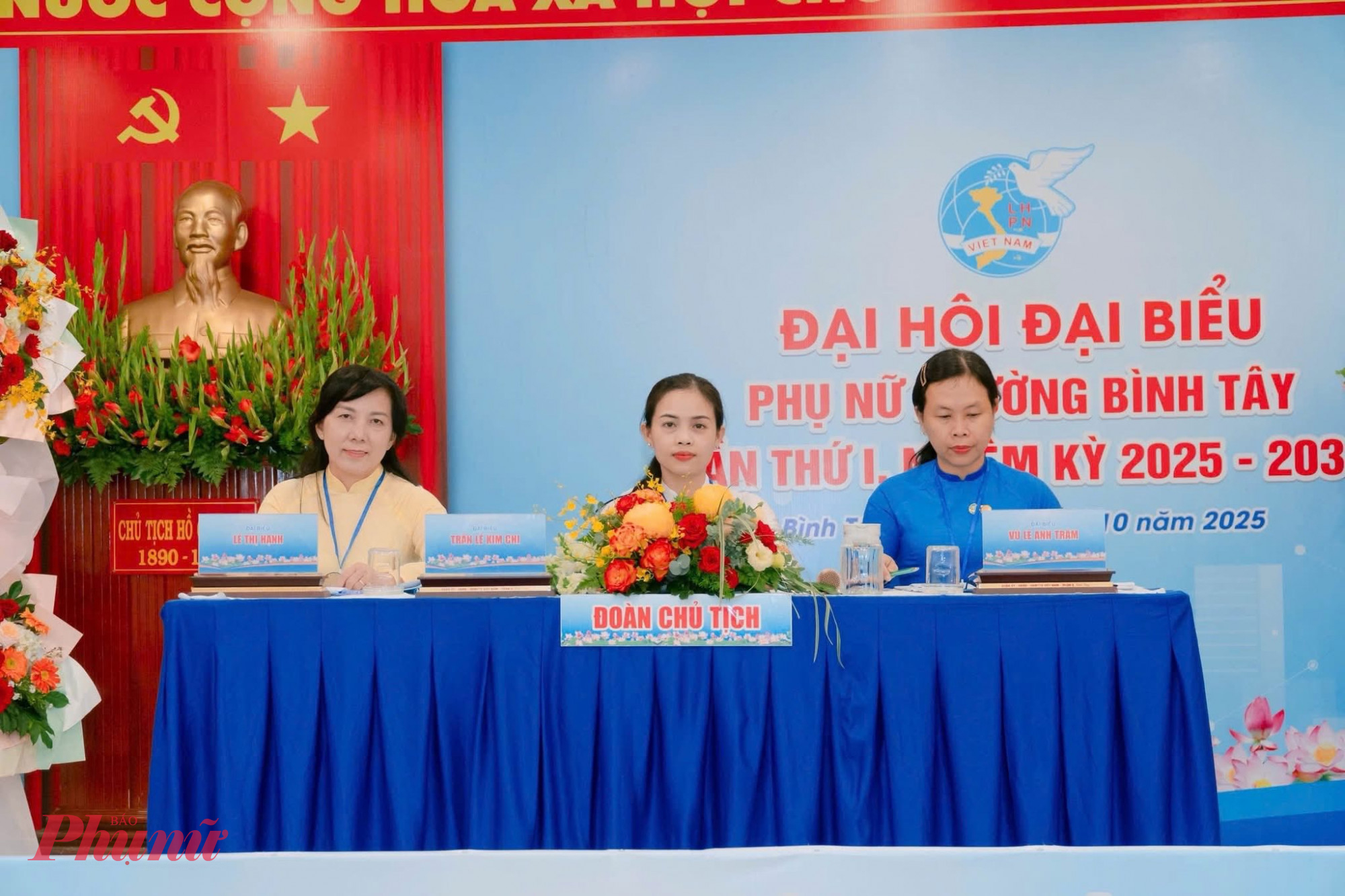 Đoàn Chủ tịch tại Đại hội, bà Trần Lê Kim Chi được chỉ định giữ chức Chủ tịch Hội LHPN phường.