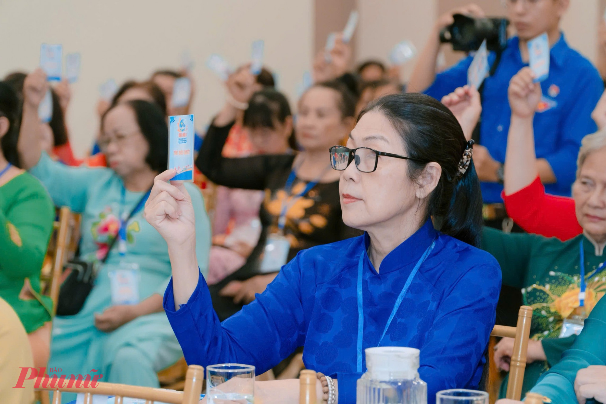 Đại biểu tham gia biểu quyết các nội dung tại Đại hội đại biểu phụ nữ phường Bình Tây, lần thứ I, nhiệm kỳ 2025 - 2030 