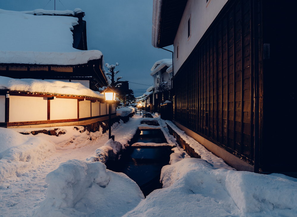 Thời gian diễn ra lễ hội Santera Mairi: Ngày 15/1 hằng năm, từ 12g00 – 21g00. Hoạt động nổi bật: Thắp nến, thả đèn lồng từ 16g00; có các gian hàng ẩm thực địa phương phục vụ du khách. Vé vào cổng: Miễn phí.Hida Furukawa thuộc khu vực Hokuriku Shinetsu – Tokai, vùng đất trải dài trên đảo chính Nhật Bản với sự tương phản thú vị giữa tuyết trắng và nắng ấm. Hokuriku nổi tiếng là nơi có lượng tuyết rơi nhiều nhất thế giới, trong khi Tokai, nằm bên bờ Thái Bình Dương, lại mang khí hậu ôn hòa, thuận tiện kết nối giữa Tokyo và Osaka.