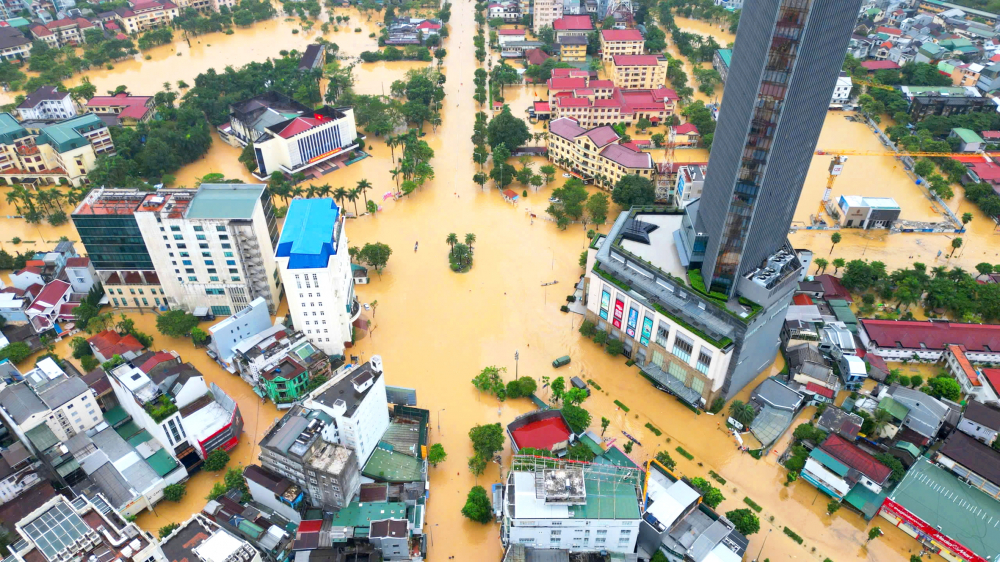 Miền Trung thành biển nước, vùng cao sạt lở khắp nơi TP Huế bị ngập sâu từ khuya ngày 27/10 đến nay ẢNH: THUẬN HÓA