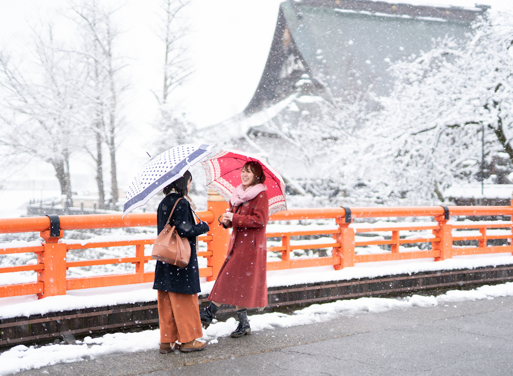 Không chỉ quyến rũ bởi vẻ đẹp cổ xưa, Hida Furukawa còn là nguồn cảm hứng cho bối cảnh trong bộ phim hoạt hình nổi tiếng “Your Name”. Nhiều du khách yêu thích bộ phim tìm đến những địa danh quen thuộc như ga Furukawa hay đền Keta Wakamiya, để “sống lại” những khung cảnh lãng mạn trong phim. Tại đây còn có hoạt động trải nghiệm nghệ thuật bện dây Kumihimo – nghề thủ công truyền thống giữ vai trò biểu tượng trong tác phẩm. 