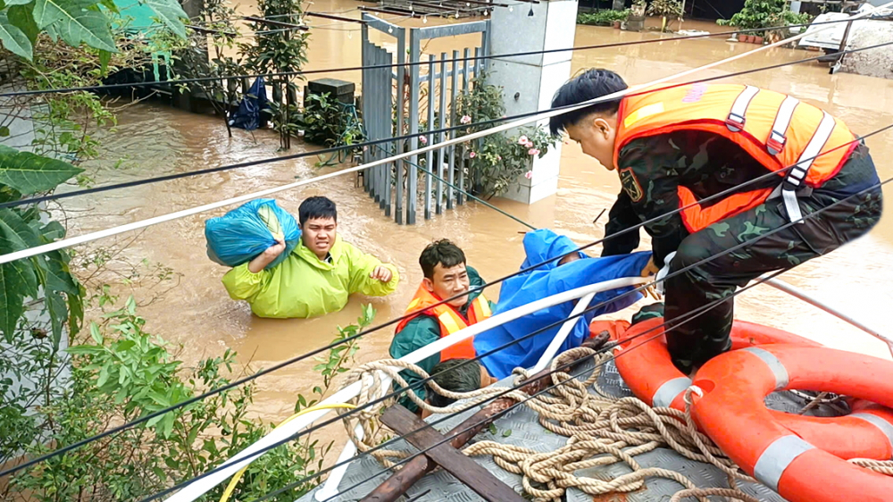 Miền Trung thành biển nước, vùng cao sạt lở khắp nơi Quân đội tiếp cận, đưa người dân bị bệnh nặng ở xã Đại Lộc, TP Đà Nẵng đến cơ sở y tế ẢNH: SÔNG HÀN