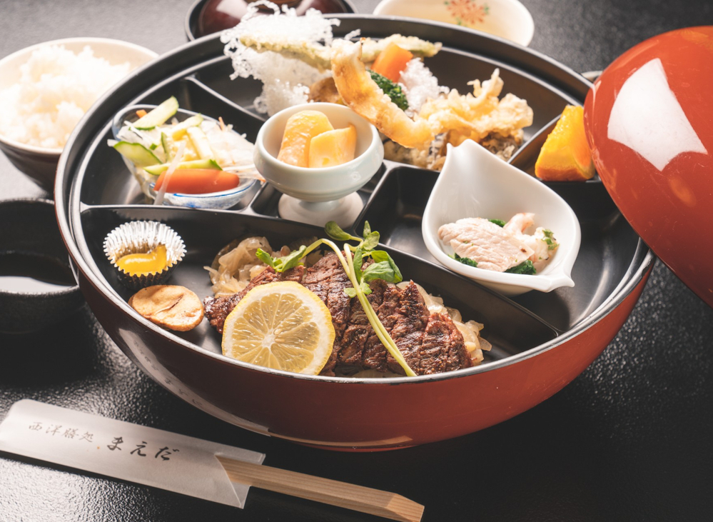 Không chỉ có lễ hội, vùng đất này còn là cái nôi của bò Hida – thương hiệu thịt bò trứ danh hàng đầu Nhật Bản. 