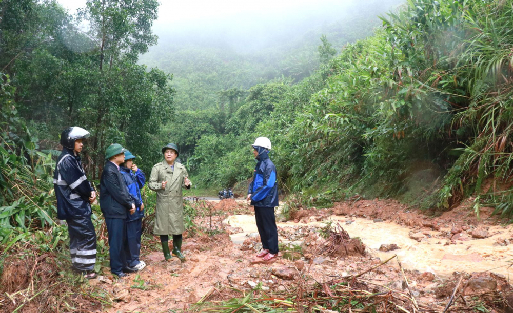 Miền Trung thành biển nước, vùng cao sạt lở khắp nơi Ông Nguyễn Hoàng Giang (thứ hai từ phải qua)  - Chủ tịch UBND tỉnh Quảng Ngãi - kiểm tra tình hình sạt lở đất đá ở các xã vùng cao của tỉnh - ẢNH: Đ.X.