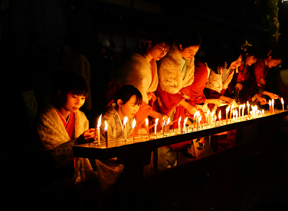 Theo phong tục, nến trắng gửi gắm điều ước, còn nến đỏ thể hiện lòng biết ơn khi ước nguyện thành hiện thực. Du khách có thể thử thắp một ngọn nến, gửi lời cầu mong may mắn cho năm mới.