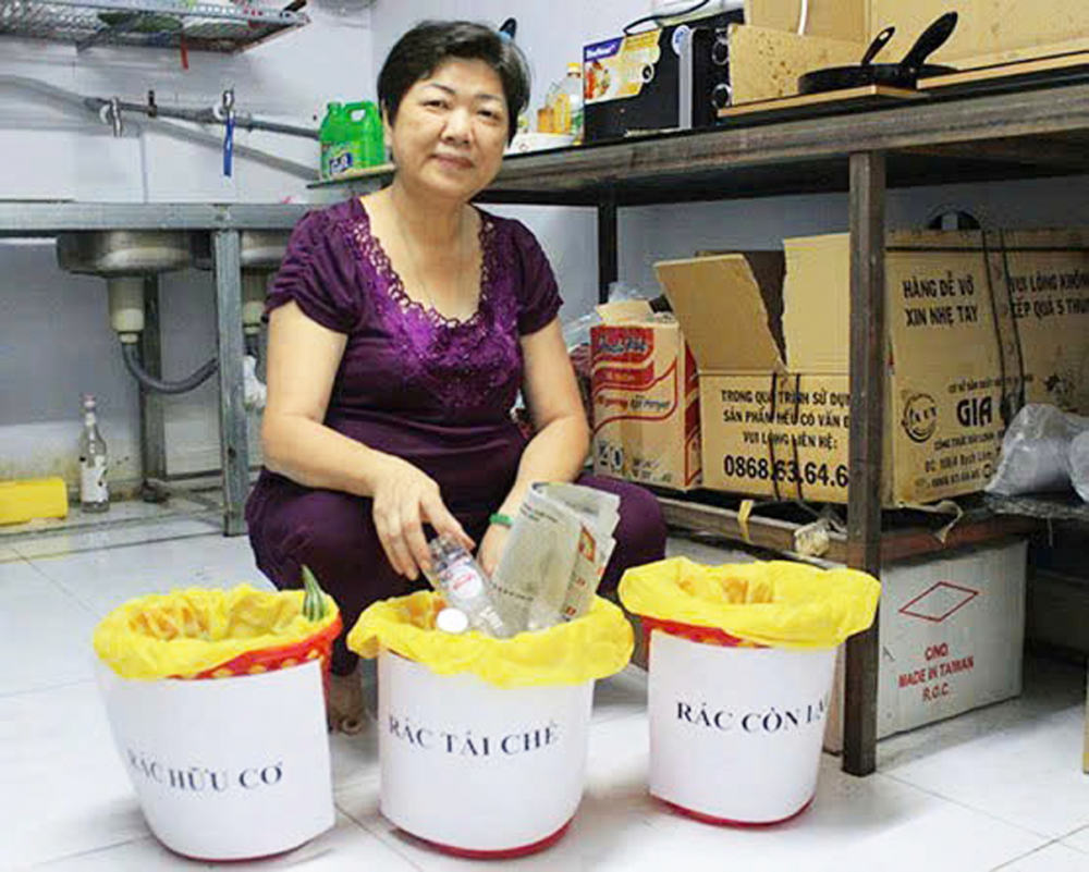 Phân loại rác ì ạch do chính sách thiếu đồng bộ Nhiều năm qua, các hộ dân  ở phường Bình Thạnh, TPHCM đã có thói quen phân loại rác tại nguồn - Ảnh: Thanh Tâm