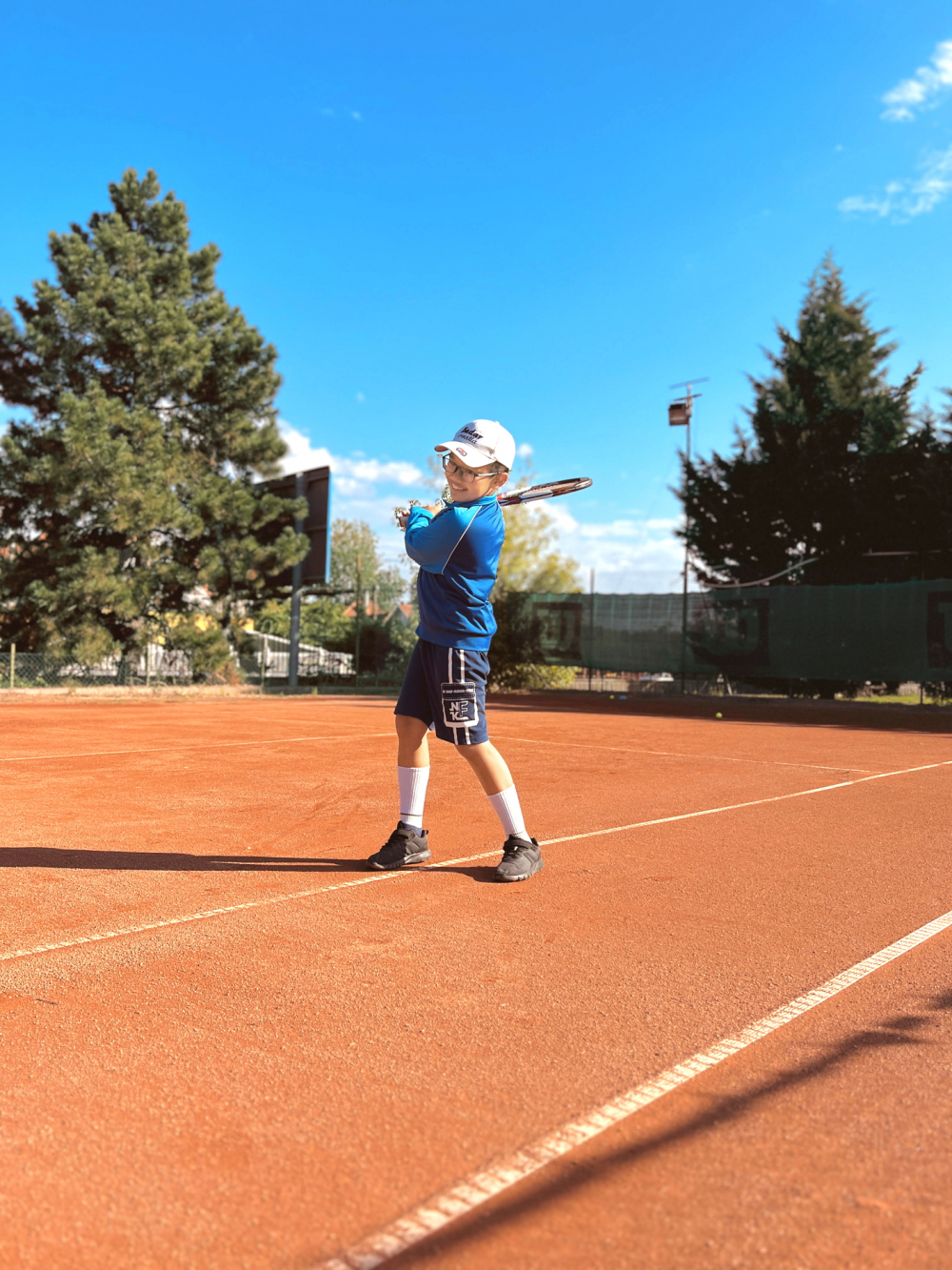 Con trai tác giả háo hức tập chơi tennis trên sân đất nện ngoài trời - Ảnh do tác giả cung cấp