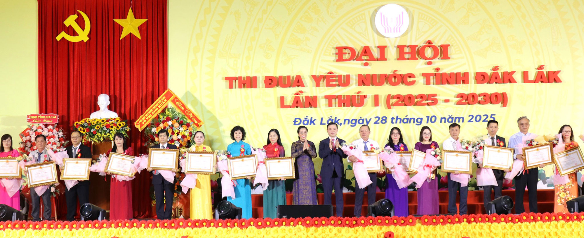 Các cá nhân, tập thể tiêu biểu trong phong trào thi đua yêu nước. Ảnh: NT