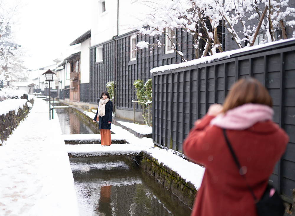 Bước vào mùa đông, tỉnh Gifu mặc dù có tuyết nhưng nhiệt động không quá khắc nghiệt, điều kiện khá lý tưởng cho khách vừa thích tản bộ, vừa ngắm tuyết.Một gốc của thị trấn Hida Kurukawa được phủ tuyết, mặt sông vẫn chưa đóng băng hoàn toàn.