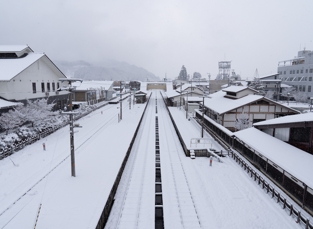 Theo đó, thời gian diễn ra lễ hội Santera Mairi: Ngày 15/1 hằng năm, từ 12g00 – 21g00. Hoạt động nổi bật: Thắp nến, thả đèn lồng từ 16g00; có các gian hàng ẩm thực địa phương phục vụ du khách. Hiện khu vực này đang miễn phí vé tham quan. Để đến được Hida Furukawa, du khách có thể di chuyển từ ga Tokyo, đi tàu JR Hokuriku Shinkansen đến ga Toyama, sau đó chuyển sang tàu JR Takayama Line Limited Express, xuống tại ga Hida Furukawa.