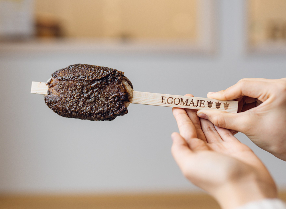 Gohei Moche (vị mè đen), món ăn đặc trưng phải thử khi đến thị trấn Hida Furukawa.