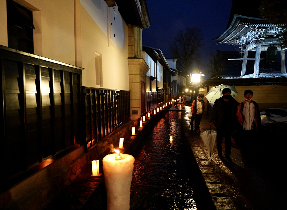 Khi hoàng hôn buông xuống, dòng sông Seto bừng sáng với ngàn ngọn nến Senbon Rosoku, những cây nến trắng và đỏ truyền thống được làm thủ công tại Hida Furukawa. 