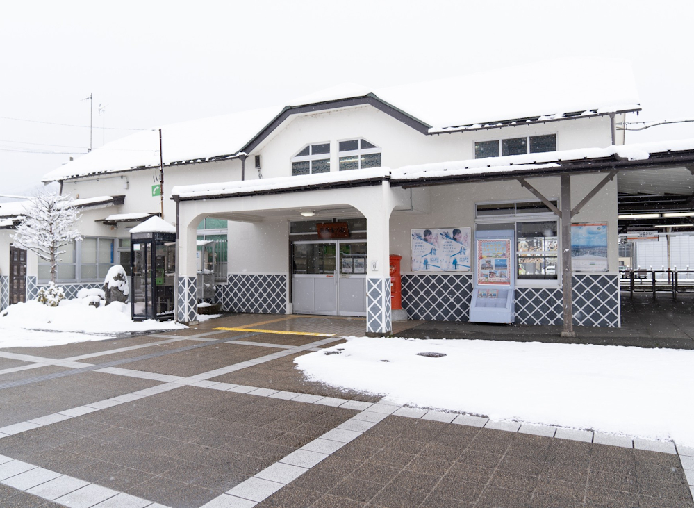 Để đến được Hida Furukawa, du khách có thể di chuyển từ ga Tokyo, đi tàu JR Hokuriku Shinkansen đến ga Toyama, sau đó chuyển sang tàu JR Takayama Line Limited Express, xuống tại ga Hida Furukawa.