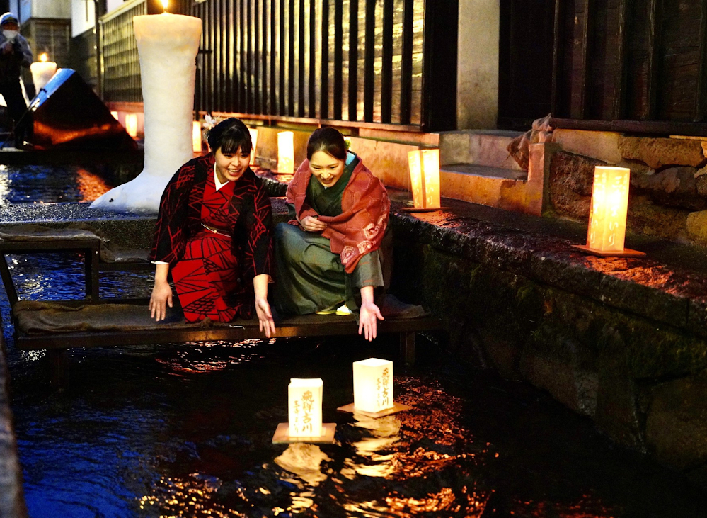 Dòng sông Seto bừng sáng với ngàn ngọn nến.