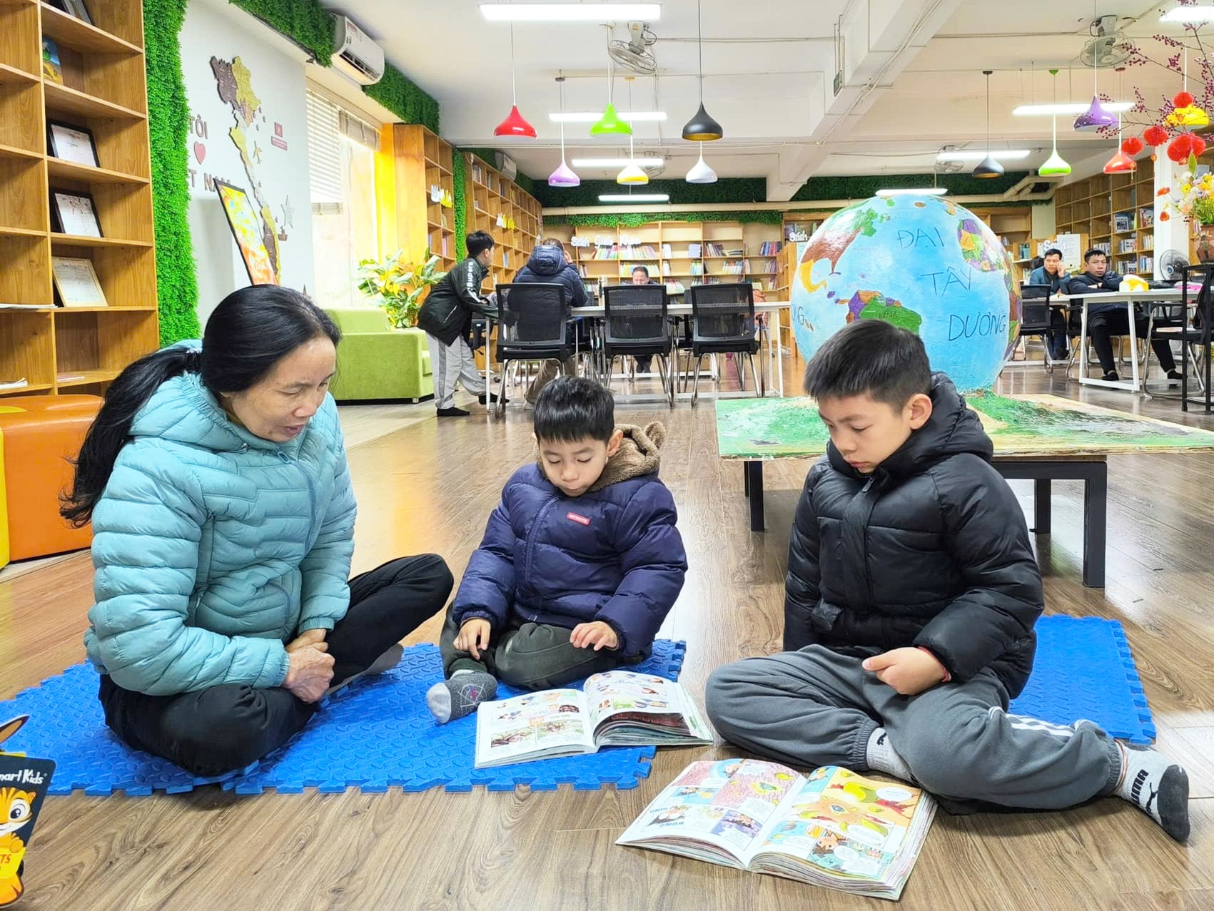 Bà và cháu trong chương trình “Nhà mình cùng đọc” vào thứ Bảy hằng tuần tại thư viện trường - Nguồn ảnh: X.T.Đ