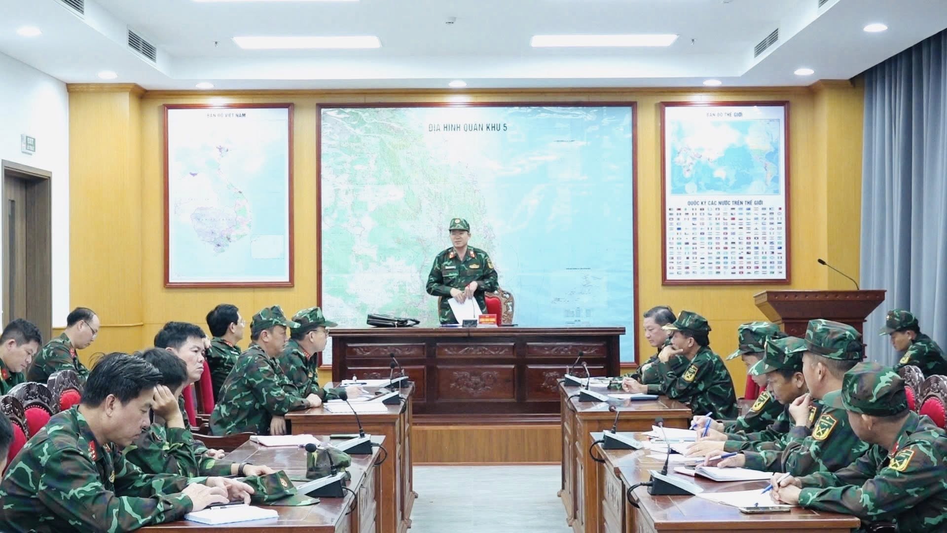 Bộ Tư lệnh Quân khu 5 họp trong đêm triển khai phương án phòng, chống lũ