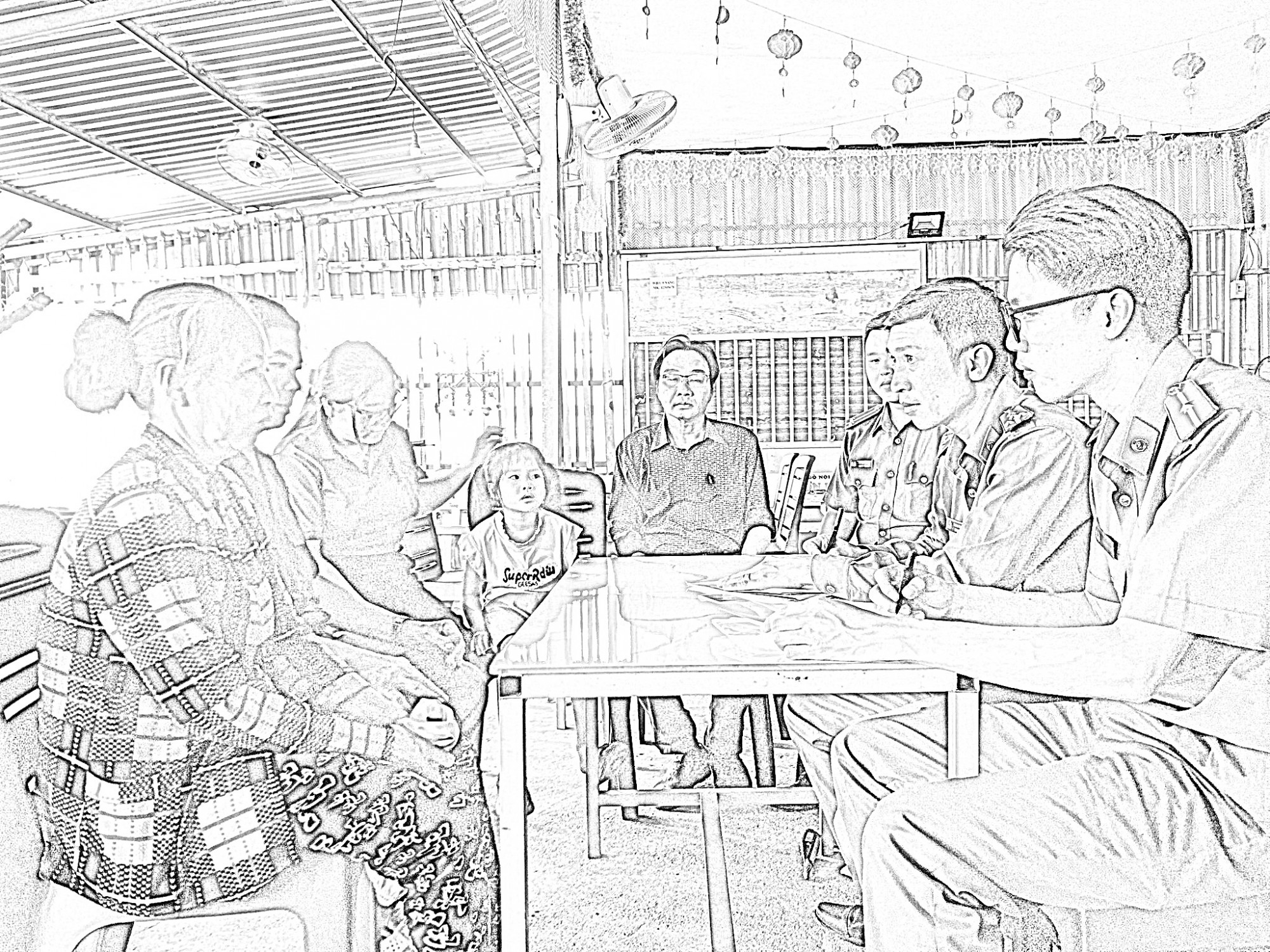 Công an xã An Biên làm việc với bà V. về việc túm tóc, đánh đập bé gái 6 tuổi - Ảnh B.T