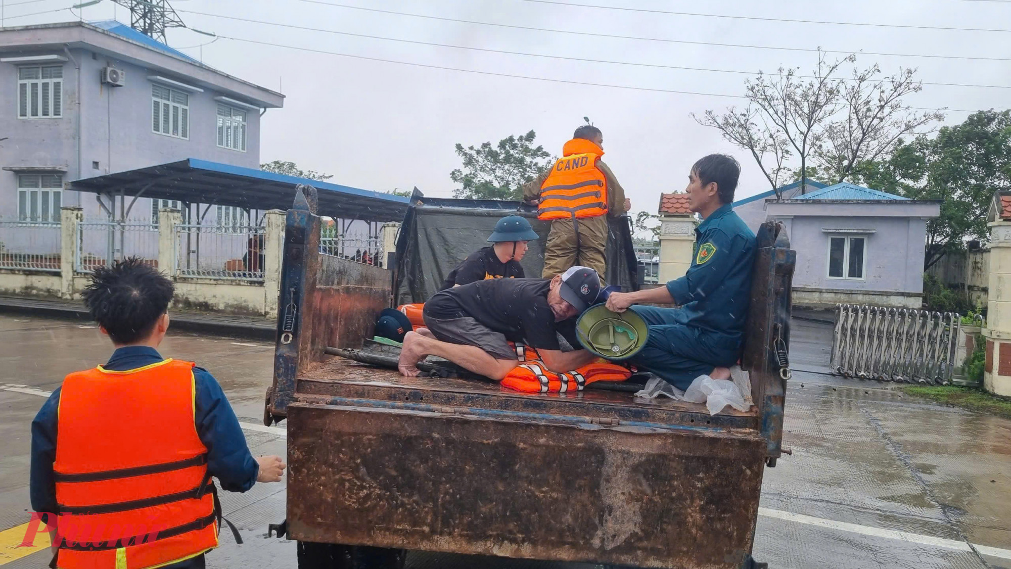 Xe tải được sử dụng để đưa các nạn nhân qua các khu vực bị ngập đến cơ sở y tế cấp cứu