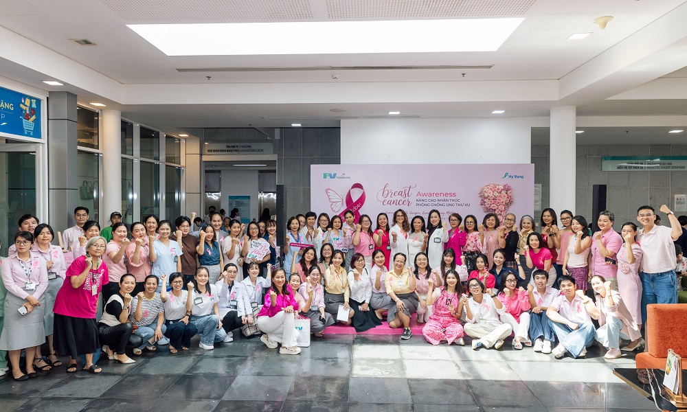Từ bệnh nhân, khách tham quan cho đến các bác sĩ và nhân viên y tế, ai cũng khoác lên mình một sắc hồng để gửi gắm lời động viên đến những “chiến binh nơ hồng” đang kiên cường chiến đấu với ung thư vú  - Ảnh: FV
