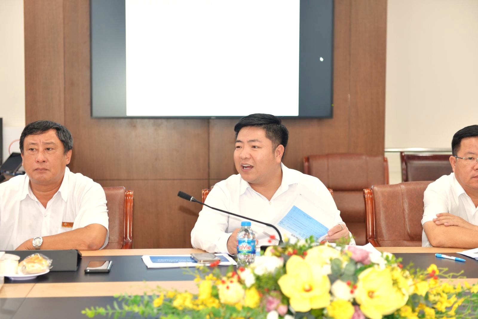 Ông Luân Quốc Hưng - Phó tổng giám đốc EVNHCMC trao đổi với đối tác Intel tại buổi làm việc - Ảnh: EVNHCMC