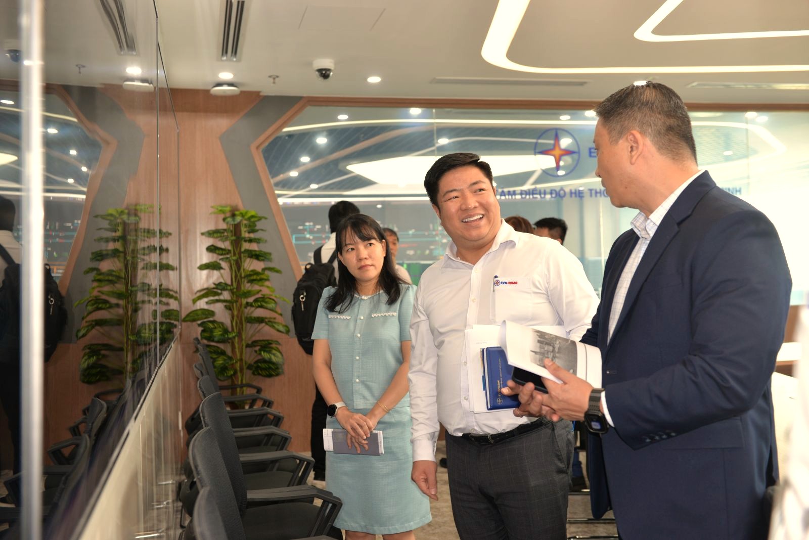 Ông Luân Quốc Hưng giới thiệu với Tổng giám đốc Nhà máy Intel về Trung tâm Điều độ hệ thống điện TPHCM - Ảnh: EVNHCMC
