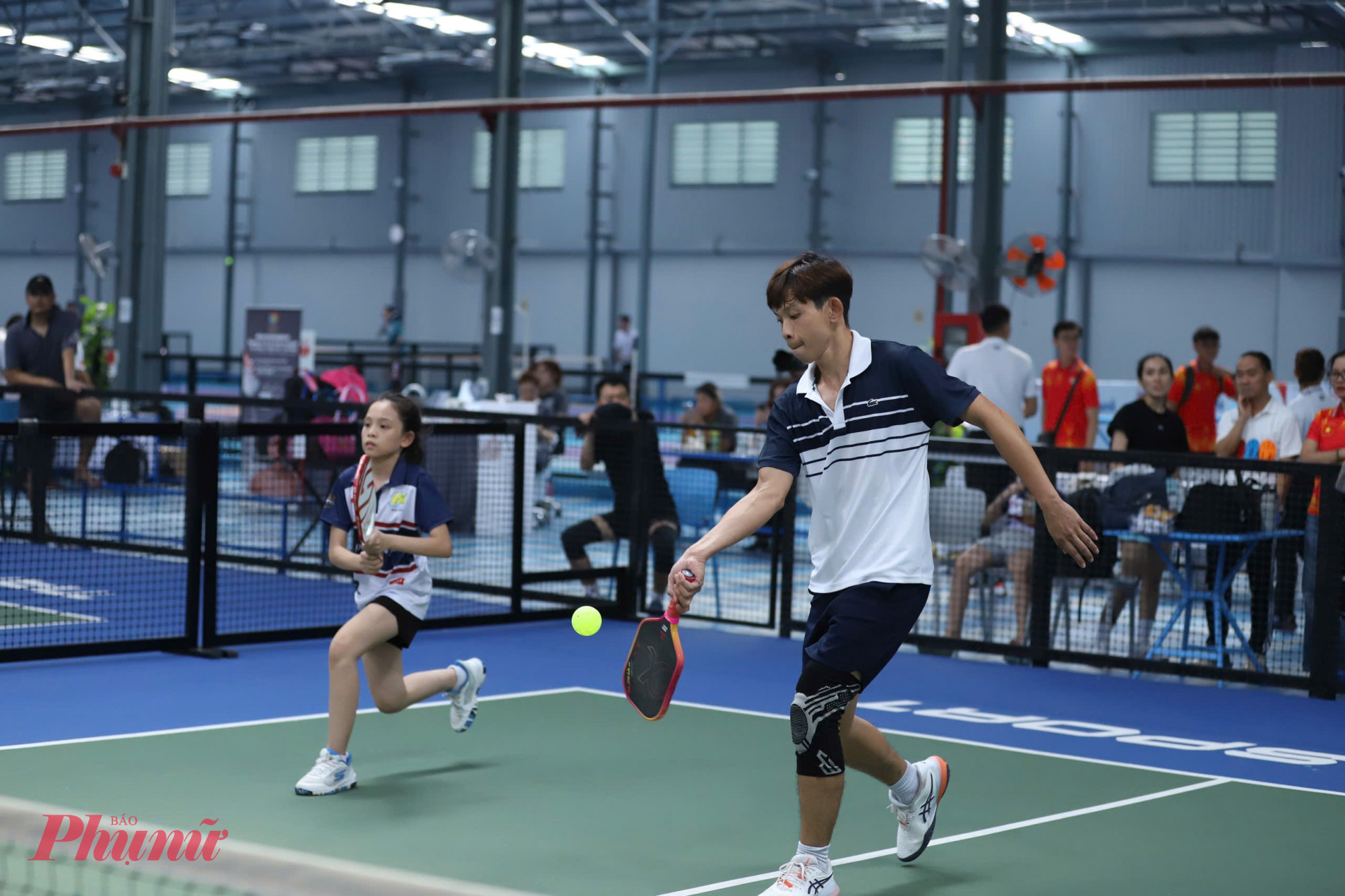 Nội dung thi đấu gia đình luôn được quan tâm tại các mùa giải Pickleball báo Phụ nữ TPHCM.